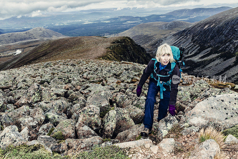 苏格兰山上的女性登山者