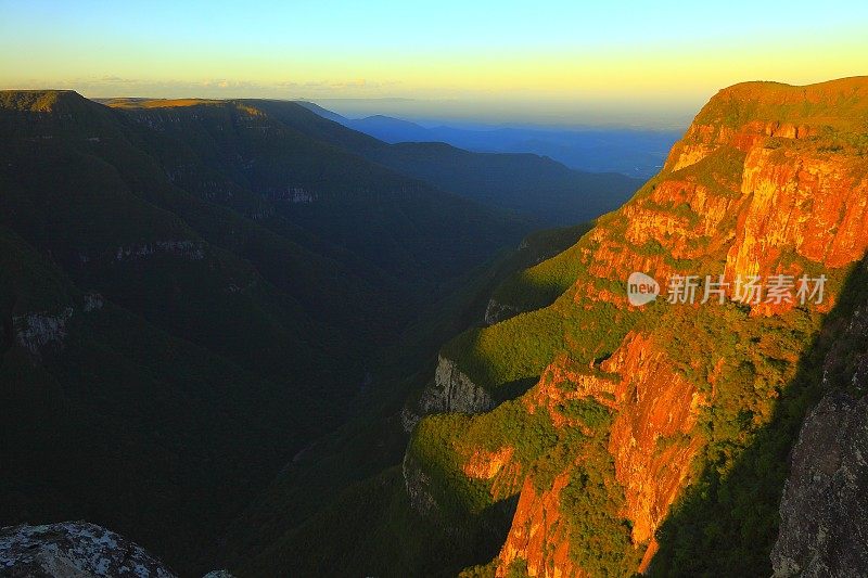 峡谷福塔雷萨(要塞)在巴西南部日落，南美