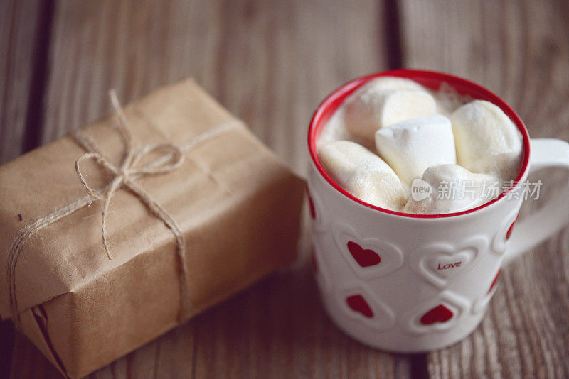棉花糖在一杯可可和礼物