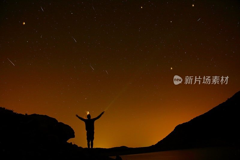 一个人的手臂伸向星空