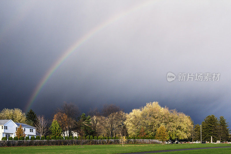 暴风雨的秋天彩虹拱郊区墓地