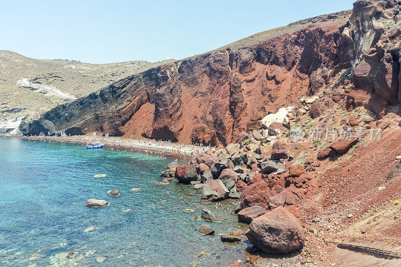 海景和美丽的红色海滩在圣托里尼，希腊