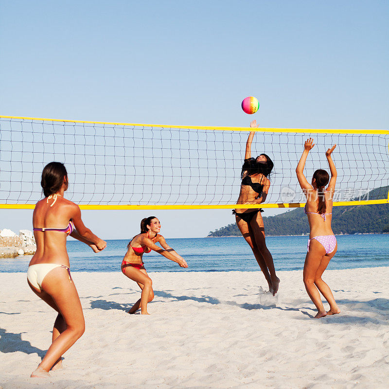 一群女孩在打沙滩排球