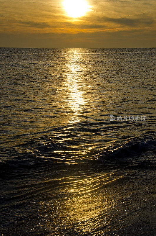 海浪上的日落