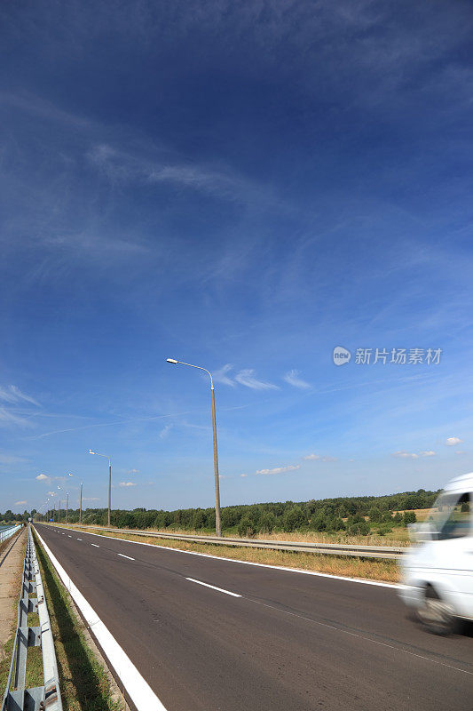 白色货车在高速公路上超速行驶