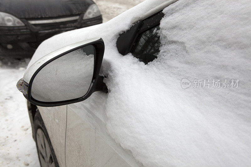 雪下的汽车