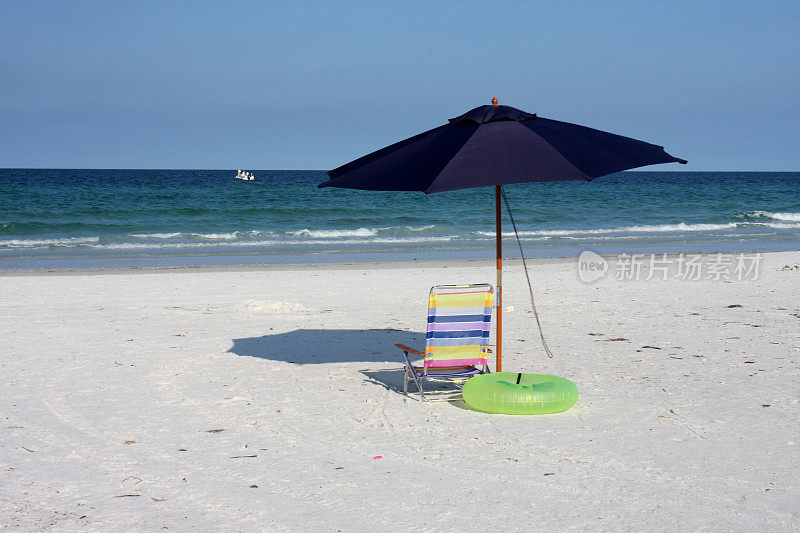在佛罗里达海湾沿岸等待海滩伞和椅子