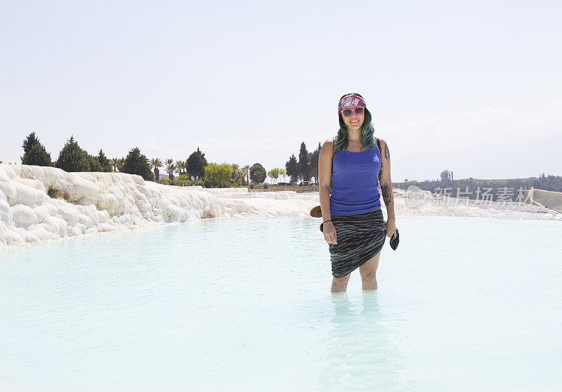 石灰华里的年轻女子，Pamukkale