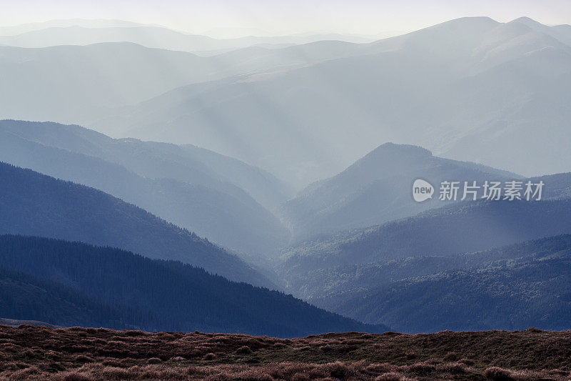 中午太阳的光芒在山上