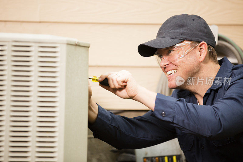 空调修理工修理家用空调。蓝领工人。
