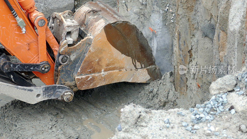 机械铲式挖掘机从开挖墙面上刮取泥土