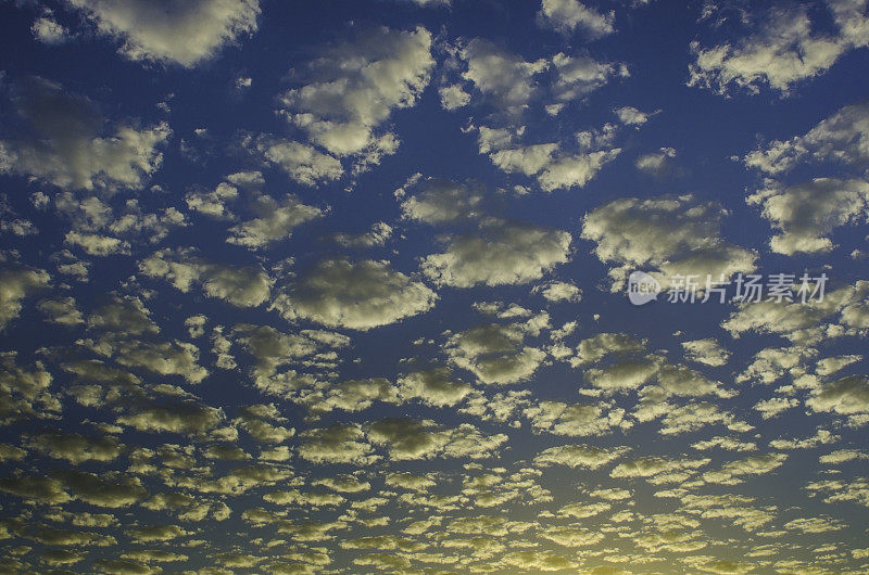 毛茸茸的白色Cloudscape