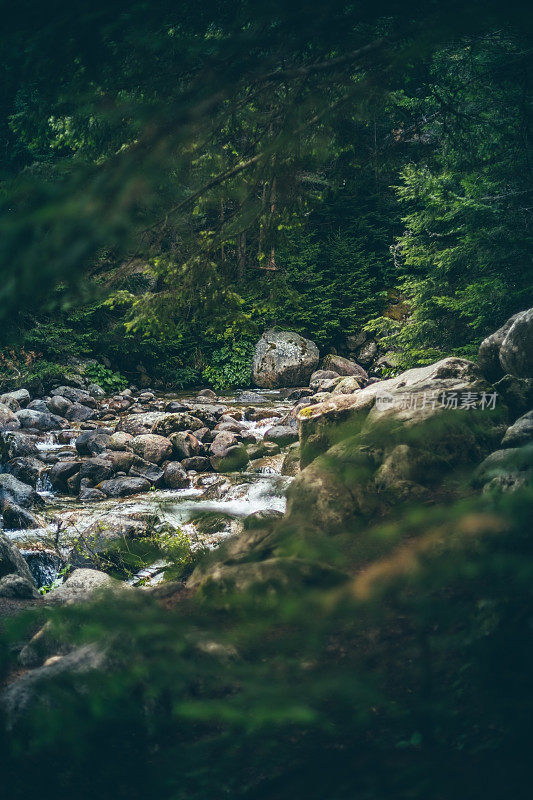 流在山