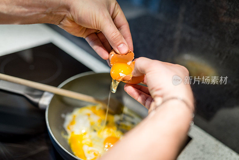 为早餐准备鸡蛋