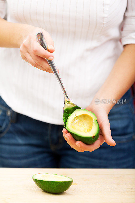 年轻女子剥牛油果