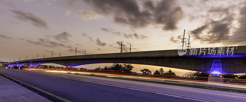 高速公路上的Gautrain地铁桥