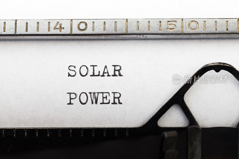 太阳能在老式打字机上书写。