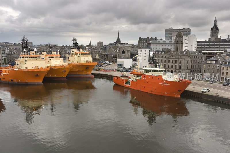 在苏格兰阿伯丁码头的石油支援船