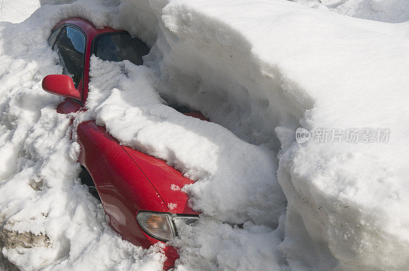 被困在雪地里