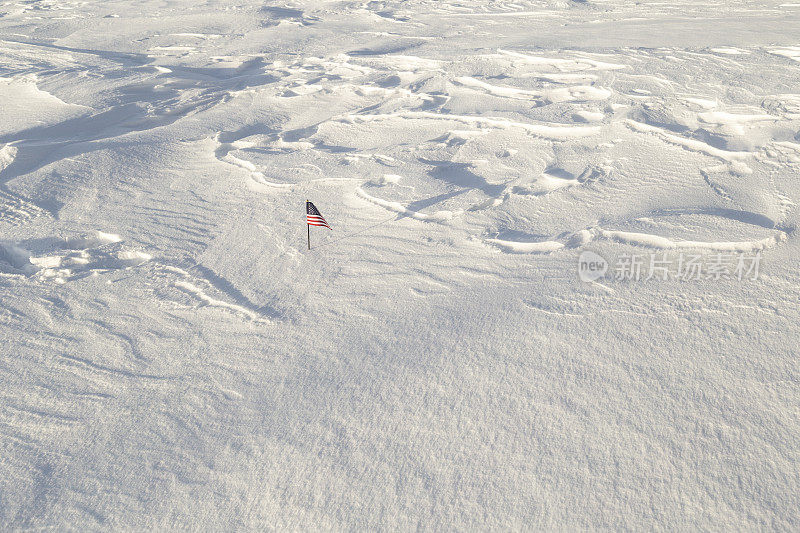 雪景中的美国国旗