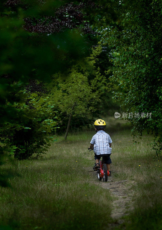 小男孩和自行车