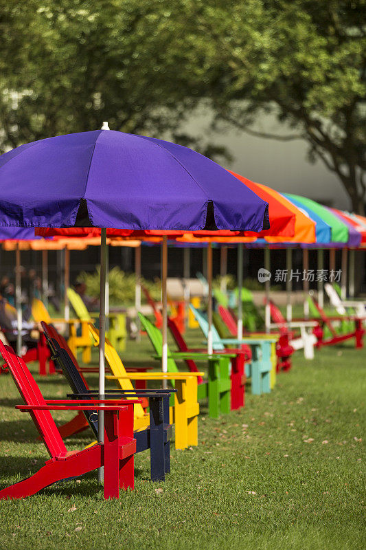 五颜六色的雨伞和椅子