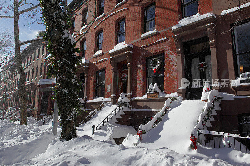 布鲁克林高地的街道在一场冬季暴风雪后被大雪堵塞