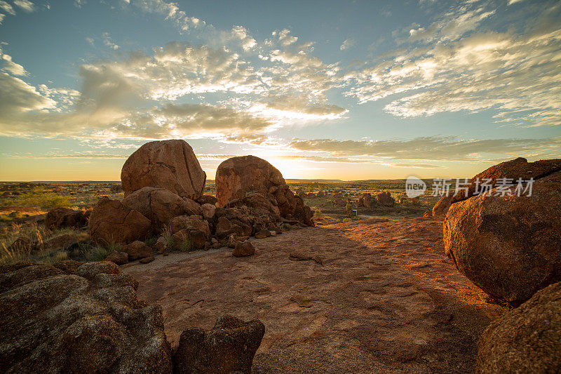 日出时的魔鬼大理石，北领地，澳大利亚