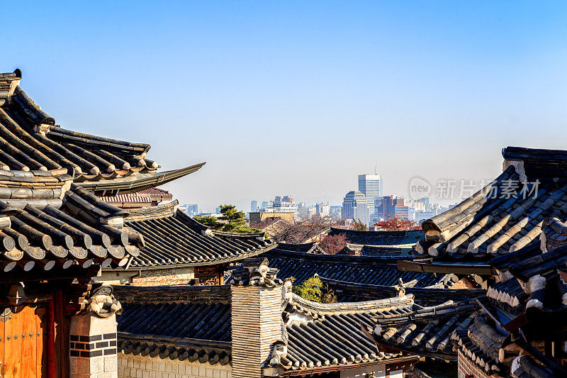 北川韩屋村与首尔市中心背景