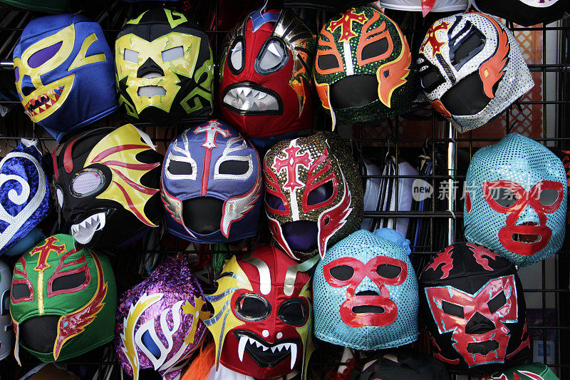 悬挂着五颜六色的墨西哥卢卡自由摔跤面具