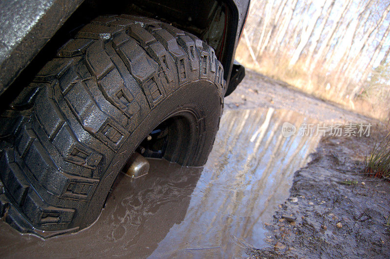 吉普车轮胎陷入泥中