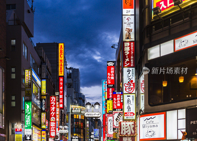 日本东京拥挤的霓虹街道标志