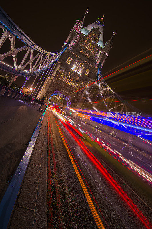 伦敦塔桥与交通灯小径黄昏，伦敦
