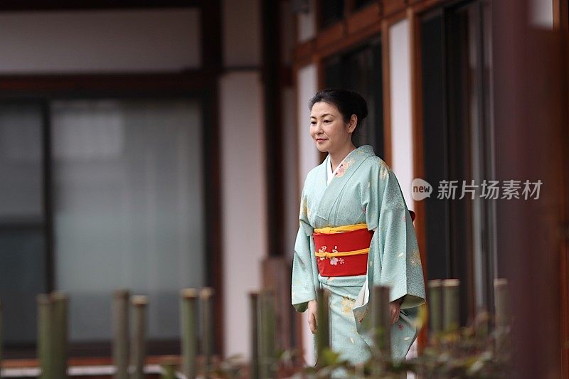 穿着和服的女士在寺庙花园散步