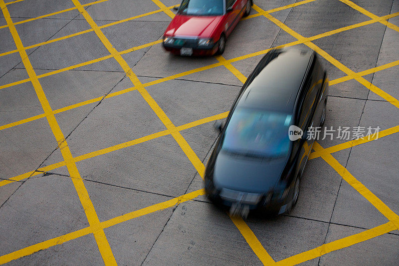 黄色方格内的香港的士及私家车