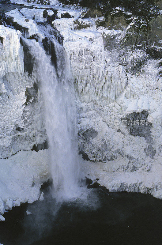 斯诺夸尔米瀑布在二月份冻结了