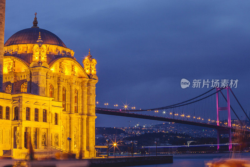 伊斯坦布尔Ortakoy清真寺的夜景