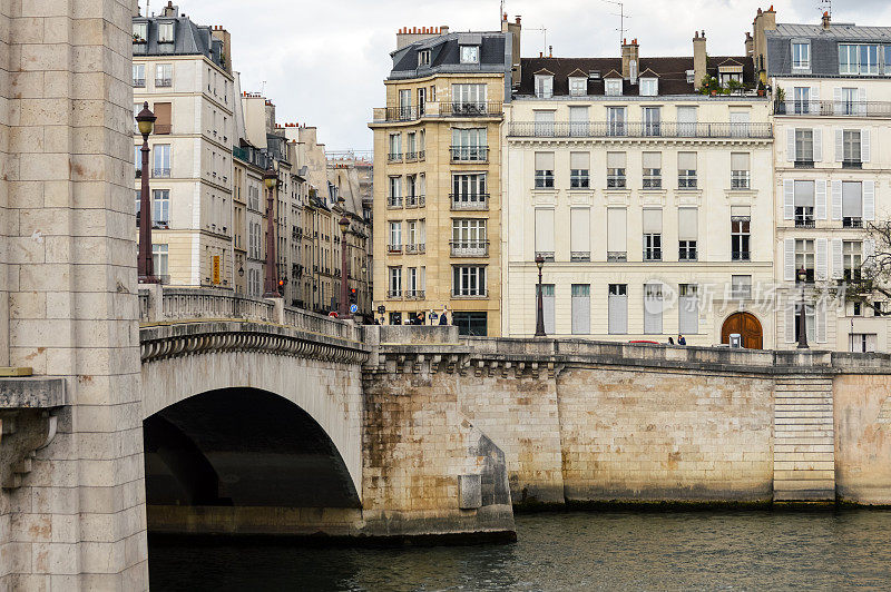 塞纳河沿岸的巴黎街景和建筑