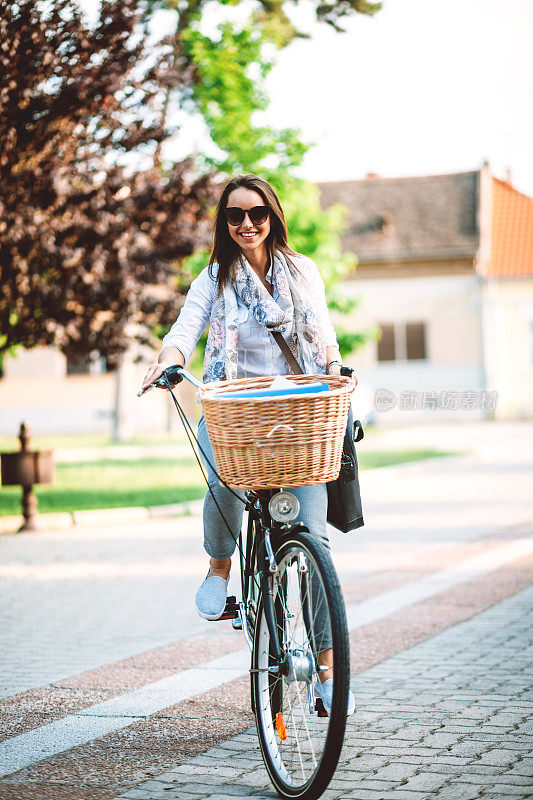 女商人骑自行车
