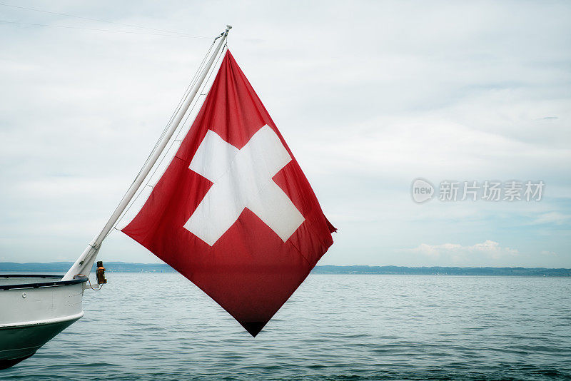 瑞士康斯坦斯湖渡轮上悬挂的瑞士国旗