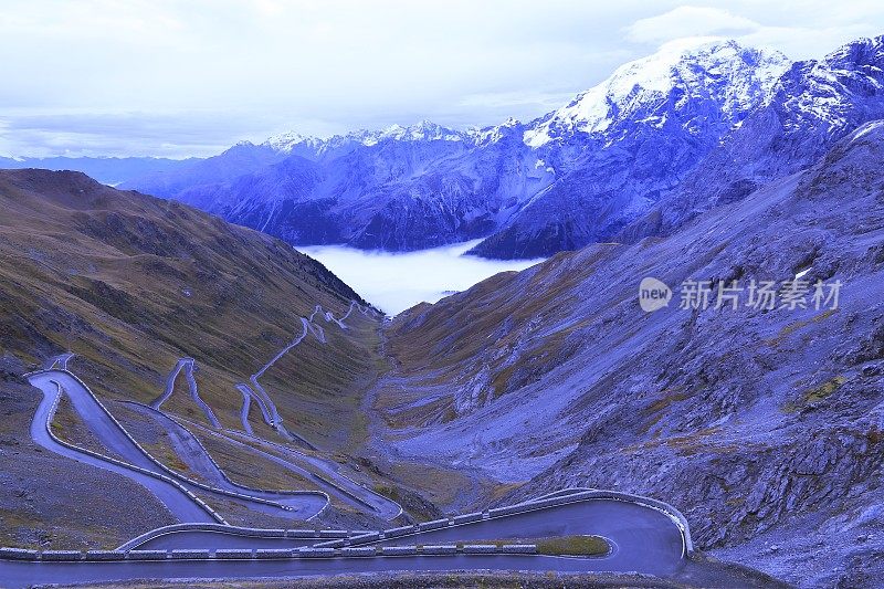 意大利阿尔卑斯山上的斯特尔维奥山口山路