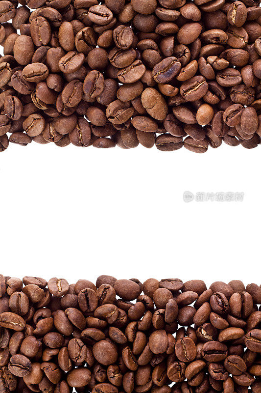 由烘烤过的咖啡豆制成的开放式框架，隔离在白色的表面。