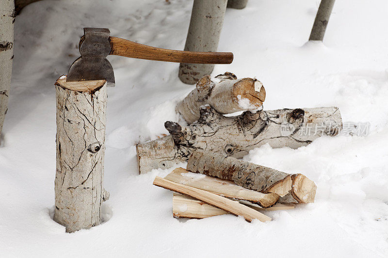 劈柴和古董手斧在冬季科罗拉多州