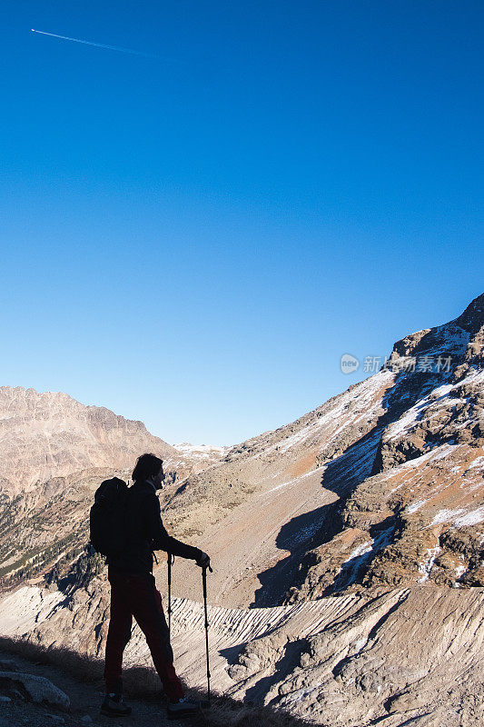 徒步旅行者在瑞士Morteratsch冰川上欣赏山景