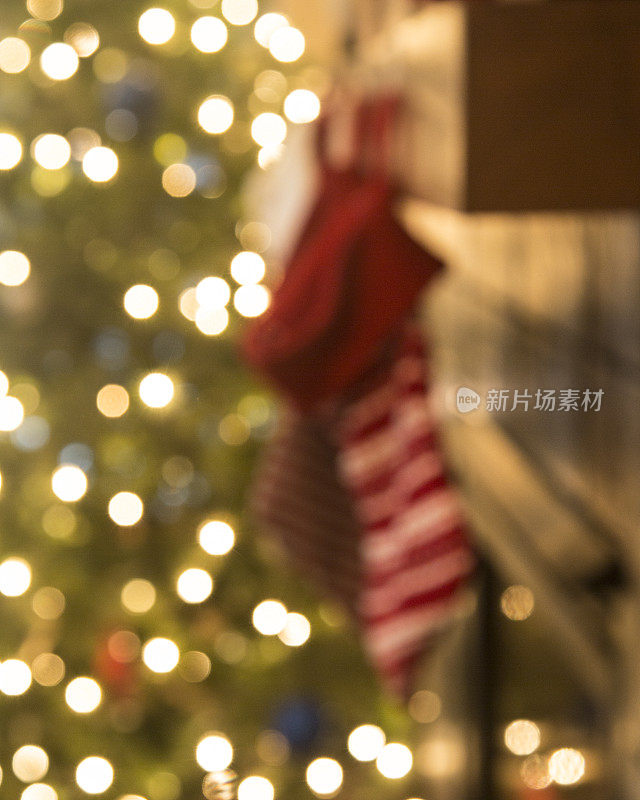 散景和模糊的圣诞树和长袜