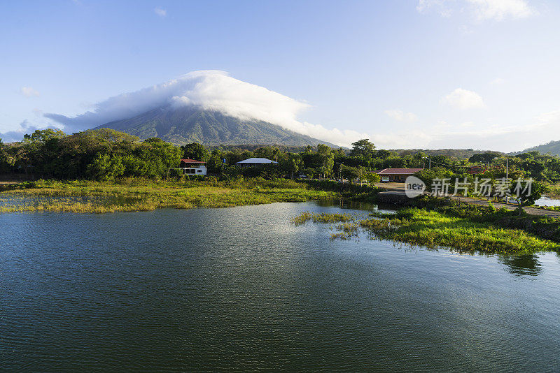 尼加拉瓜尼加拉瓜湖奥米特佩岛上的火山云