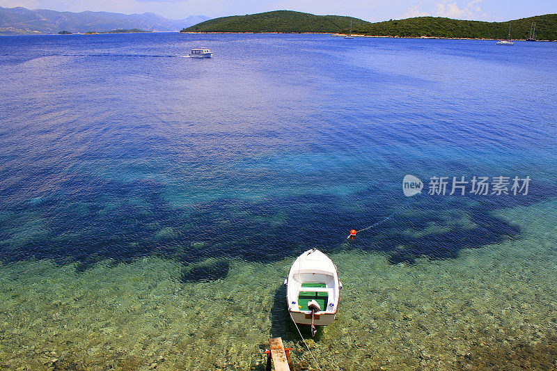 船抛锚漂浮在水上，田园般的亚得里亚海，绿松石半透明的地中海海滩，埃拉菲提岛(科洛塞普，西潘和洛普)全景-达尔马提亚，克罗地亚