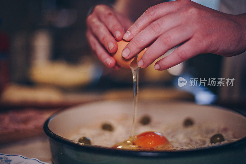 女人在厨房里做披萨的漂亮特写