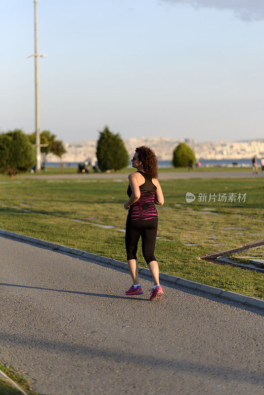 在户外运动的妇女