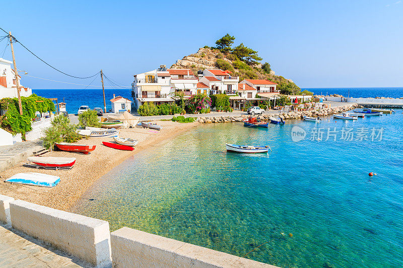 Kokkari渔村和美丽的海滩，萨摩斯岛，希腊